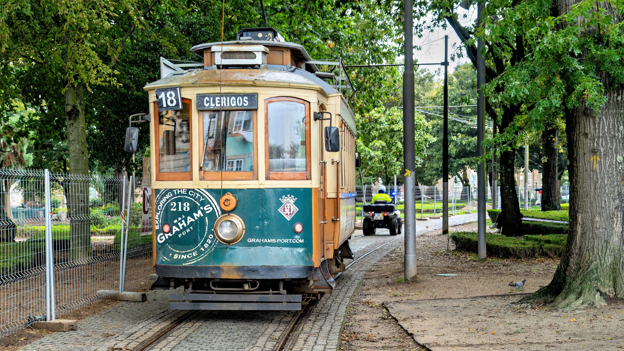 Porto bildet gemeinsam mit Vila Nova de Gaia am gegenüberliegenden Ufer des Douro das Zentrum der Metropolregion Porto. Diese Region, in der 1,76 Millionen Menschen leben, ist das wirtschaftliche und kulturelle Herz Nordportugals und der zweitgrößte Ballungsraum des Landes.